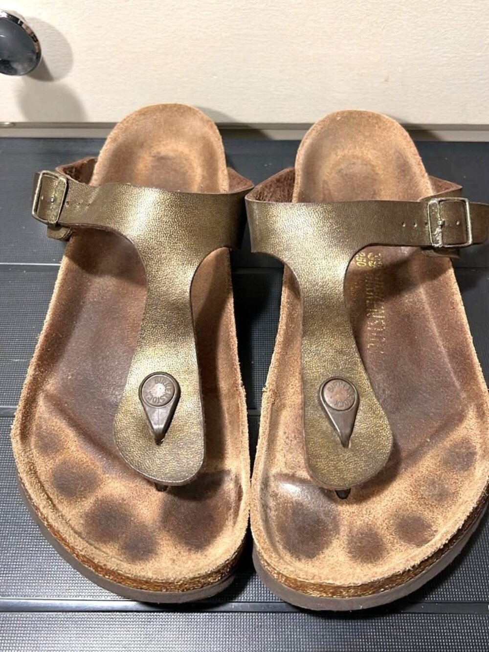 Birkenstock Gizeh Metallic Bronze Gold Thong Sandals Size 39 / US 8-8.5